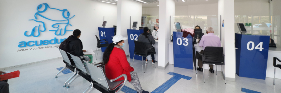 Punto de atención a la ciudadanía de la Empresa de Acueducto y Alcantarillado de Bogotá donde se evidencian las facilidades del acceso a las personas con discapacidad física y visual.